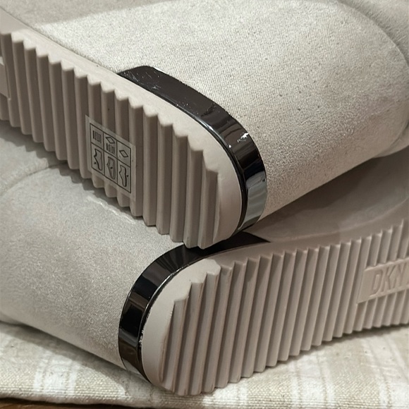 🪧 DKNY Women’s Nadra Faux Fur Wedge Booties in Vanilla Faux Suede, Size 9.5 - Picture 14 of 16